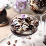 Ein Glas mit Bananen-Split-Dessert.