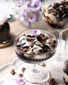 Ein Glas mit Bananen-Split-Dessert.