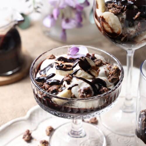 Ein Glas mit Bananen-Split-Dessert.
