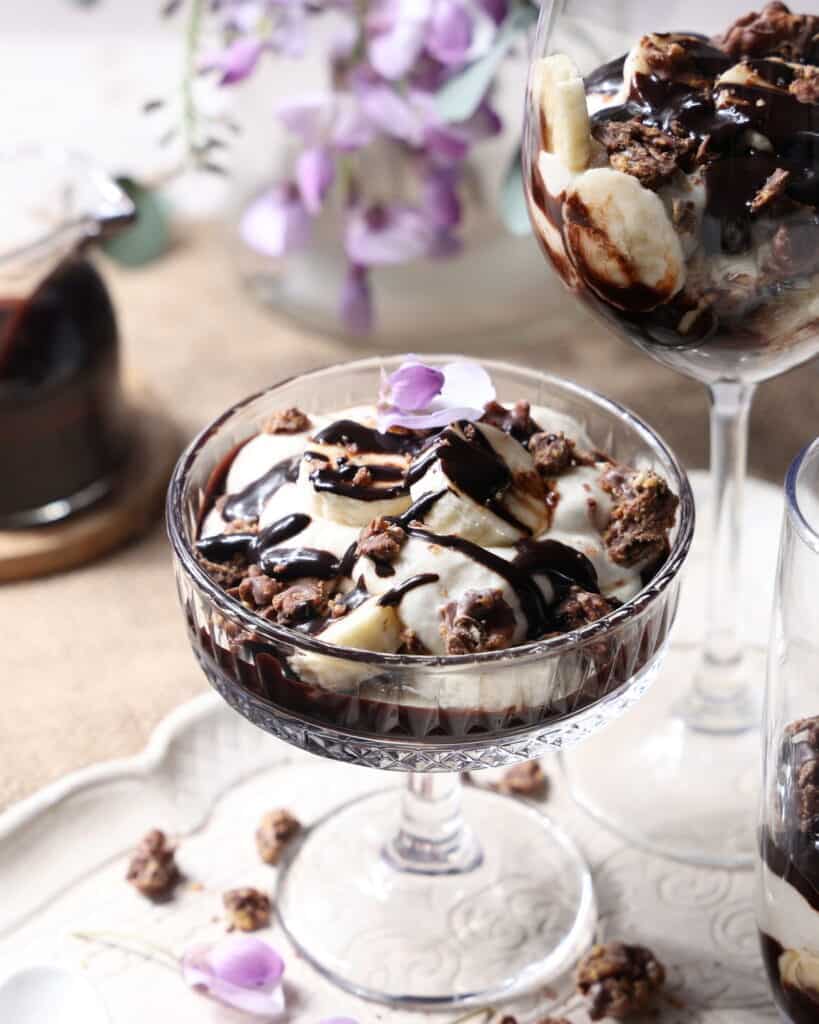 Ein Glas mit Bananen-Split-Dessert.
