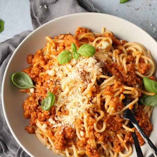 Ein Teller mit Blumenkohl-Champignon-Bolognese mit Spaghetti.