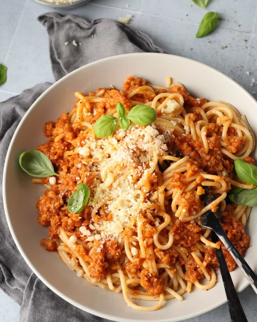 Ein Teller mit Blumenkohl-Champignon-Bolognese mit Spaghetti.