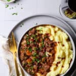 Ein Teller mit Boeuf Bourguignon und Kartoffelpüree.