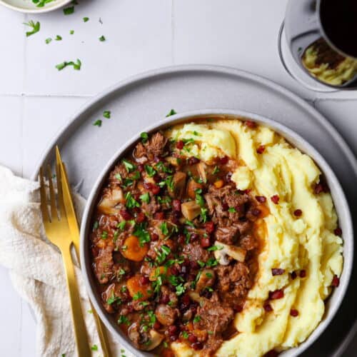 Ein Teller mit Boeuf Bourguignon und Kartoffelpüree.
