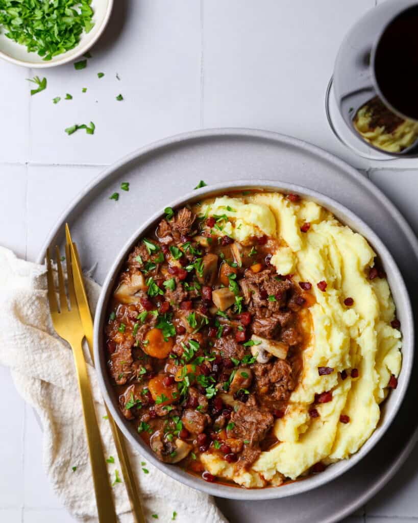Ein Teller mit Boeuf Bourguignon und Kartoffelpüree.