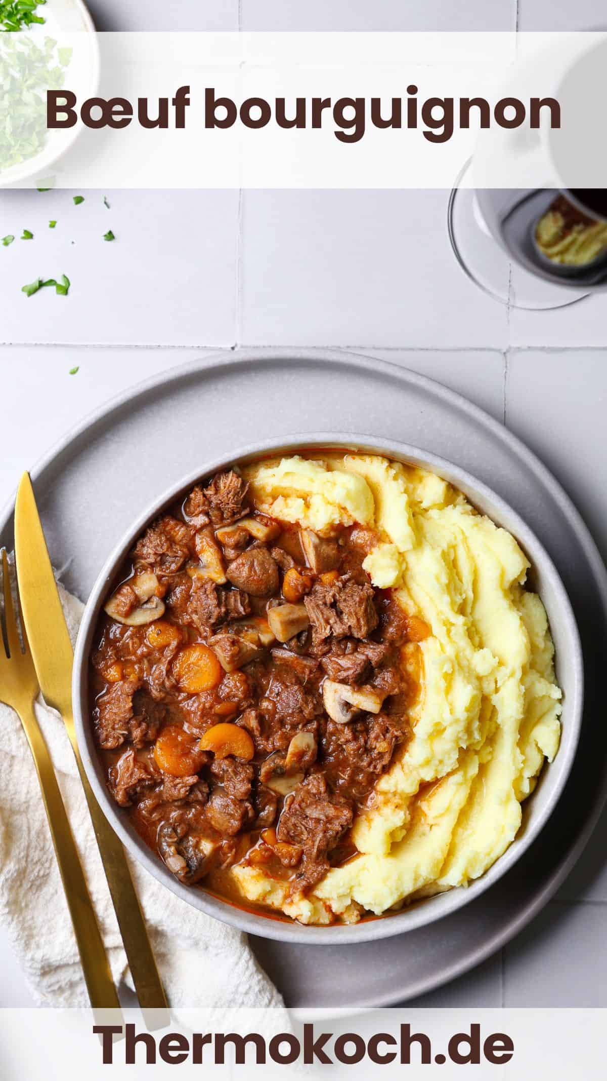 Ein Teller mit Boeuf Bourguignon und Kartoffelpüree.