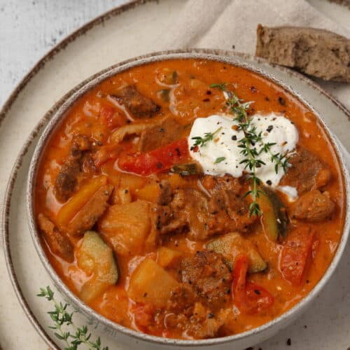 Eine Schale mit Gyros-Eintopf.