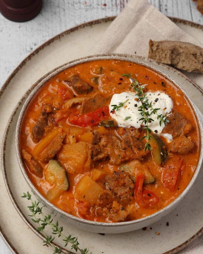 Eine Schale mit Gyros-Eintopf.