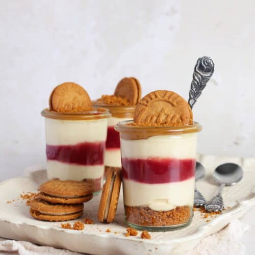 Lotus-Biscoff-Dessert im Glas mit Himbeeren.