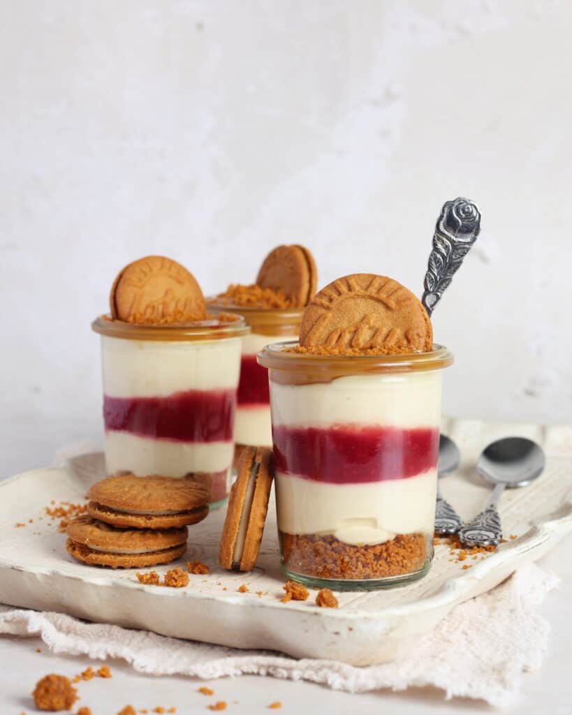 Lotus-Biscoff-Dessert im Glas mit Himbeeren.