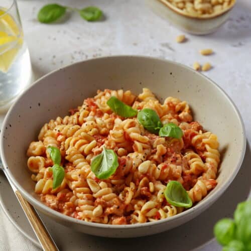Eine graue Schale mit Pasta mit gerösteter Paprika-Feta-Soße.