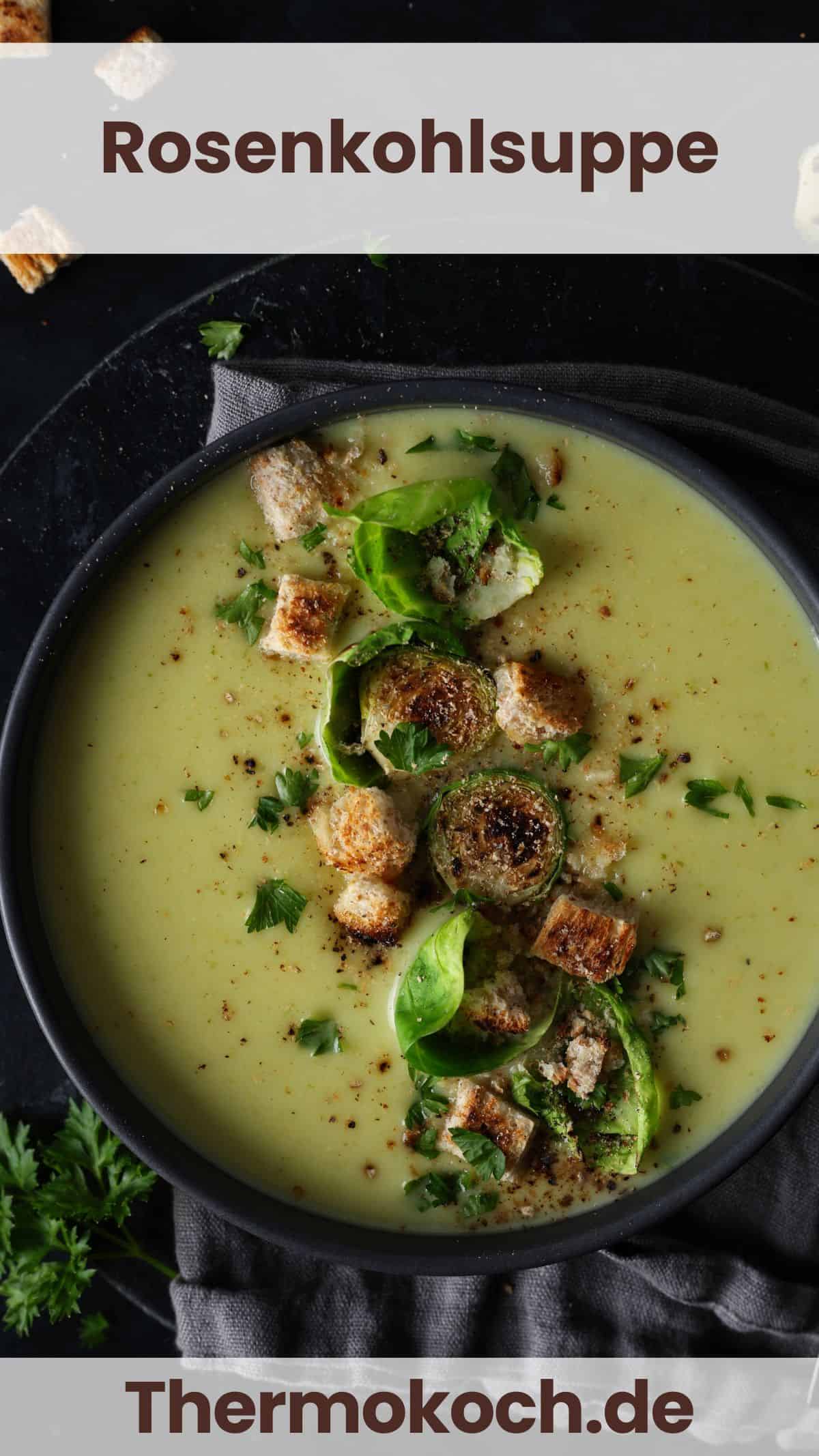Ein dunkler Teller mit Rosenkohlsuppe.