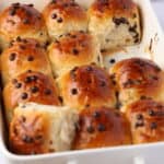 Mehrere Schokobrötchen in einer weißen, rechteckigen Auflaufform.