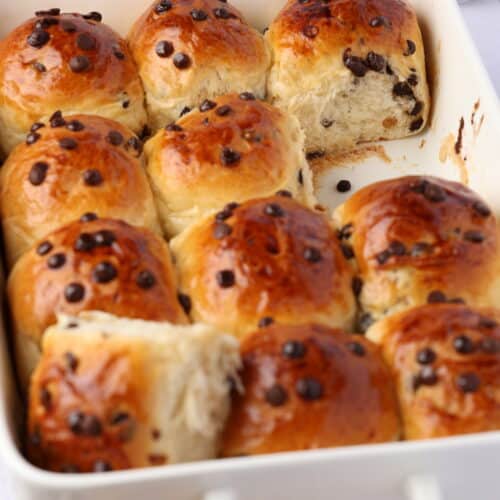 Mehrere Schokobrötchen in einer weißen, rechteckigen Auflaufform.