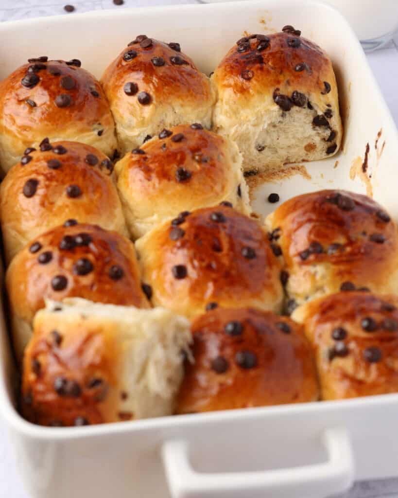 Mehrere Schokobrötchen in einer weißen, rechteckigen Auflaufform.