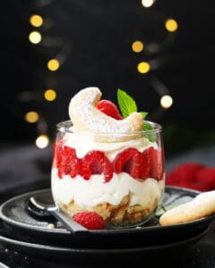 Ein Glas mit Vanillekipferl-Himbeer-Dessert