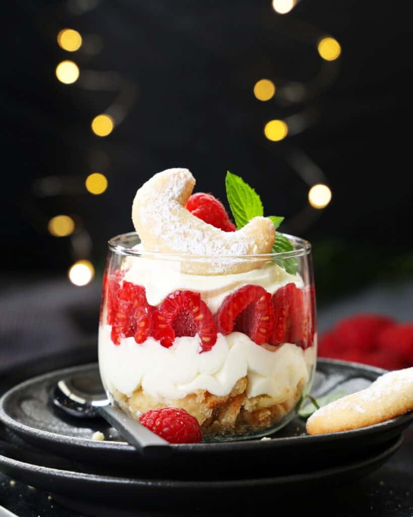 Ein Glas mit Vanillekipferl-Himbeer-Dessert
