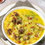 Ein Suppenteller mit Wirsingsuppe mit Hackbällchen.
