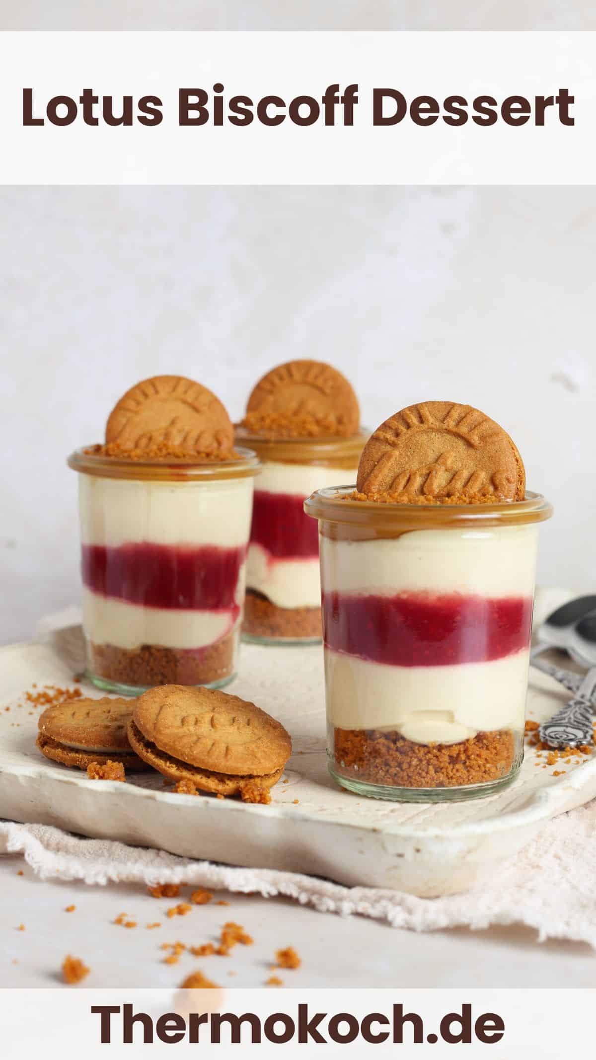 Drei Gläschen mit Lotus-Biscoff-Dessert im Glas mit Himbeeren.